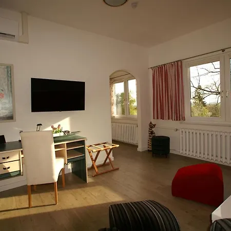 Zur Schoenen Aussicht Homestay *